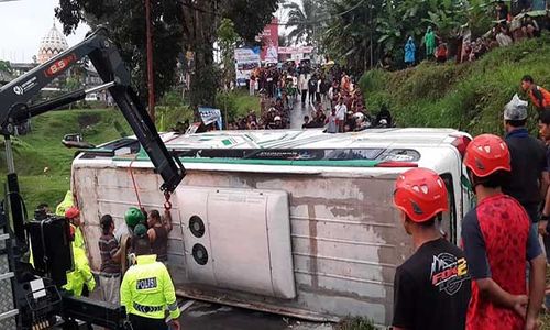 Evakuasi Bus Wisata Terguling di Tanjakan Puntukrejo Ngargoyoso Karanganyar