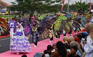 Ribuan Peserta Pamerkan Busana Bahan Daur Ulang di Madiun Pecahkan Rekor Muri