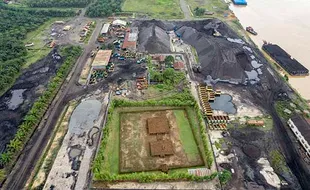 Potret Cagar Budaya Muara Jambi Dikepung Aktivitas Bongkar Muat Batu Bara