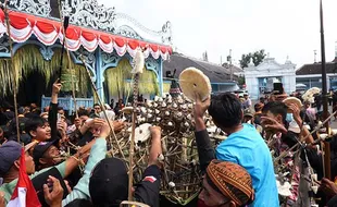 Kemeriahan Warga Berebut Gunungan Grebeg Besar Keraton Solo