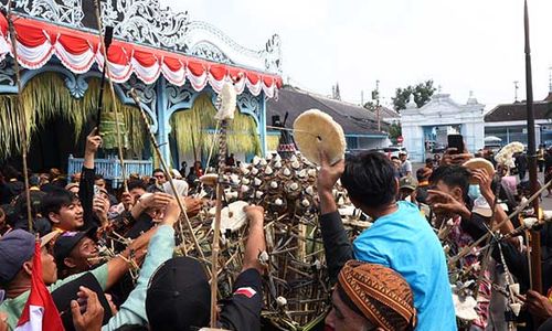 Kemeriahan Warga Berebut Gunungan Grebeg Besar Keraton Solo