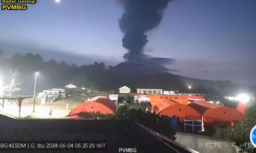 Pagi Tadi, Awan Abu Vulkanik Letusan Gunung Ibu Membumbung hingga 5 Kilometer