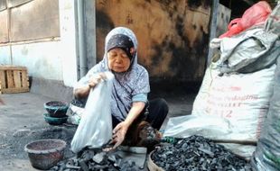 Jelang Iduladha 1445 H, Penjul Arang di Pasar Magetan Perbanyak Stok Dagangan