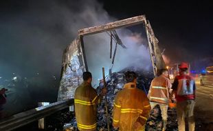 Truk Ekspedisi Paket Ludes Terbakar di Tol Pemalang, Begini Kronologinya