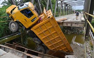 Truk Muatan Pasir Terperosok Jembatan Ambrol di Langkat Sumut