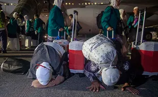 Momen Jemaah Haji Kloter 1 Debarkasi Solo Sujud Syukur saat Tiba di Tanah Air