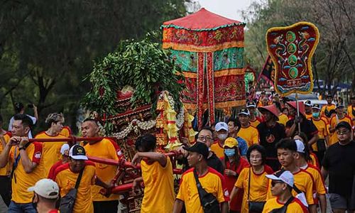 Semarak Kirab Budaya Peringatan Kedatangan Dewa Obat di Semarang