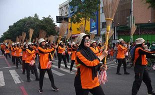 Kirab Peringatan Hari Solo Menyapu, DLH Solo Tampilkan Flashmob di CFD Solo