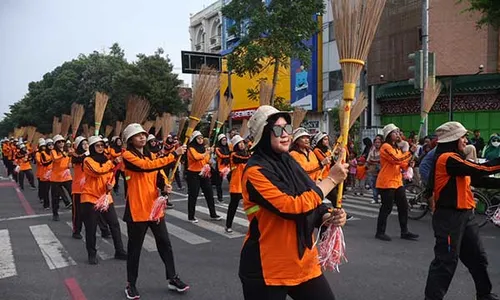 Kirab Peringatan Hari Solo Menyapu, DLH Solo Tampilkan Flashmob di CFD Solo