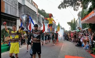 Kirab Bhineka Ke-9, Kelurahan Gandekan Tampilkan Teladan Keluarga