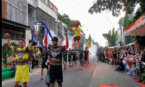 Kirab Bhineka Ke-9, Kelurahan Gandekan Tampilkan Teladan Keluarga