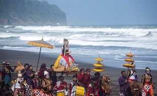 Upacara Adat Labuhan Pisungsung Jaladri di Pantai Parangtritis Bantul