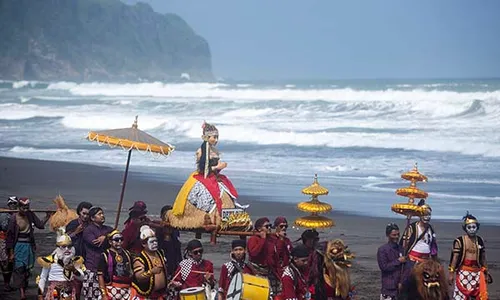 Upacara Adat Labuhan Pisungsung Jaladri di Pantai Parangtritis Bantul