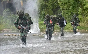 Asah Kemampuan Tempur, Prajurit Yonif 5 Marinir Latihan Serangan di Malang