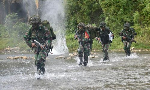 Asah Kemampuan Tempur, Prajurit Yonif 5 Marinir Latihan Serangan di Malang