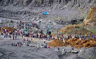 Pencarian Tiga Korban Tertimbun Longsor Tambang Pasir Gunung Semeru Dilanjutkan