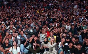 Ribuan Warga Solo Nobar Laga Timnas Indonesia Vs Irak di Depan Balai Kota