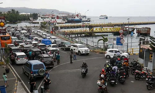 Libur Sekolah, Pelabuhan Ketapang Mulai Dipadati Kendaraan Menuju Bali