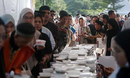 Masjid Sheikh Zayed Solo Bagikan 10.000 Porsi Bubur Usai Salat Iduladha