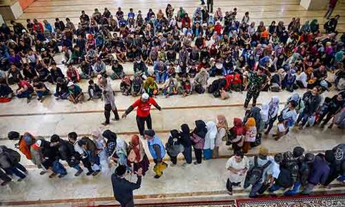 Ratusan Warga Antre Pembagian Daging Kurban di Masjid Raya Bandung