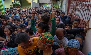 Antrean Warga saat Pembagian Daging Kurban di Masjid Agung Kauman Semarang