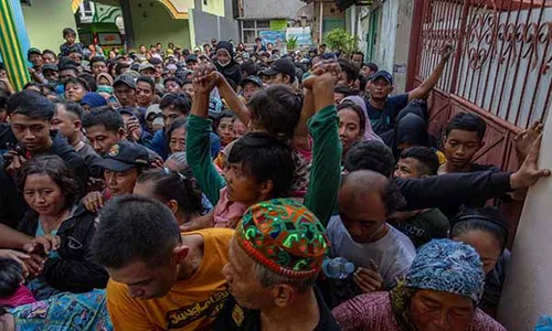 Antrean Warga saat Pembagian Daging Kurban di Masjid Agung Kauman Semarang