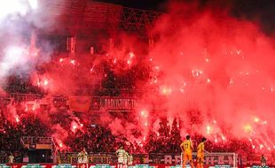 Stadion GBT Menyala, Suporter Persebaya Pesta Flare di Laga Anniversary Game