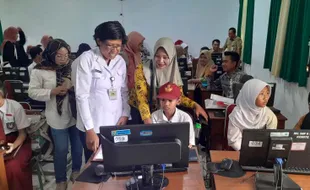 PPDB SMP Wonogiri Dibuka Online, Ortu Tetap Berbondong-bondong ke Sekolah