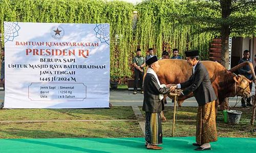 Momen Presiden Jokowi Salat Iduladha dan Serahkan Sapi Kurban di Semarang