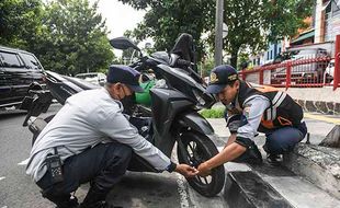 Operasi Cabut Pentil Motor Parkir Sembarangan di Jakarta