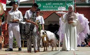 Tradisi Unik Sambut Iduladha, Santri Ponpes di Sukabumi Adu Kreasi Merias Domba