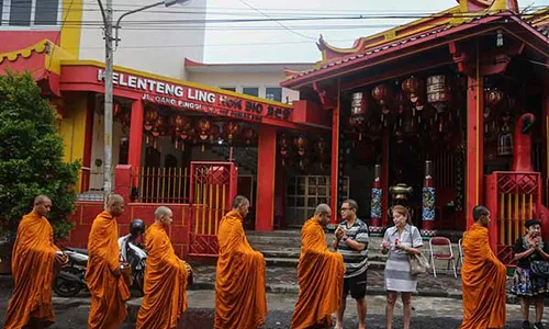 Ritual Pindapata Umat Buddha Awali Perayaan Waisak di Vihara Mahabodhi Semarang