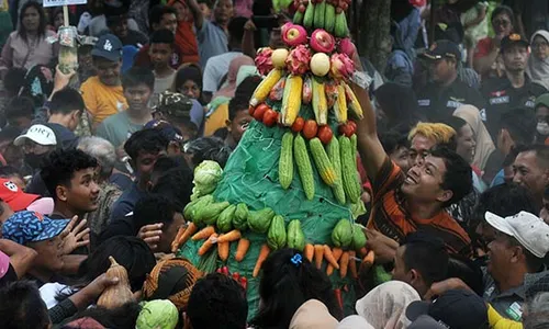 Meriah! Warga Berebut Gunungan di Tradisi Sadranan Ki Ageng Giring Klaten