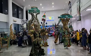 Seru! 6 Kostum Solo Batik Carnival Diperagakan di Solopos 