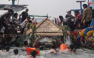 Tradisi Sedekah Laut di Semarang, Nelayan Tambaklorok Larung Kepala Kerbau