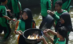 Kampanye Gemarikan, Siswa SD di Madiun Tangkap dan Makan Ikan Bersama