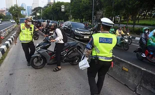 Polisi Tilang Pengendara Motor Terobos Jalur Transjakarta