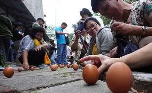 Tradisi Mendirikan Telur di Perayaan Peh Cun Tangerang