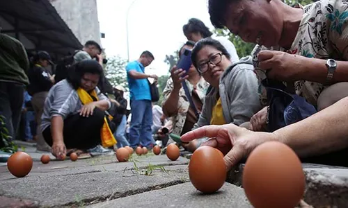 Tradisi Mendirikan Telur di Perayaan Peh Cun Tangerang