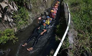 Serunya Bermain Tubing Menyusuri Irigasi di Kampung Dolanan Sidowayah Klaten