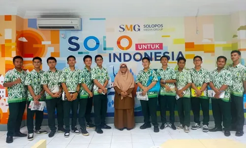 Eksplorasi Dunia Jurnalistik, Tim Literasi SMA Assalaam Sukoharjo ke Solopos