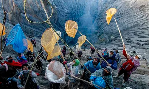 Ritual Yadnya Kasada, Warga Suku Tengger Larung Sesaji di Kawah Gunung Bromo