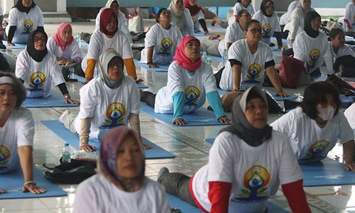 800 Peserta Ikuti Yoga Massal di Pagelaran Keraton Solo