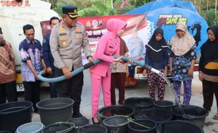 Polres Wonogiri Salurkan Bantuan Air Bersih ke Giritontro dan Paranggupito