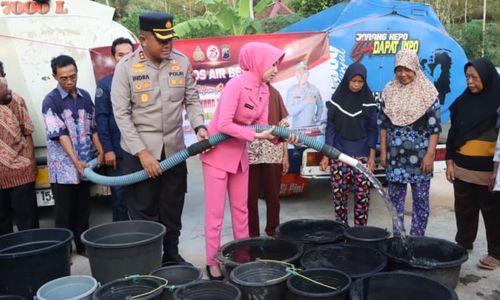 Polres Wonogiri Salurkan Bantuan Air Bersih ke Giritontro dan Paranggupito