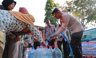 Ringankan Beban Warga, Polres Klaten Salurkan Bantuan Air Bersih ke Tlogowatu