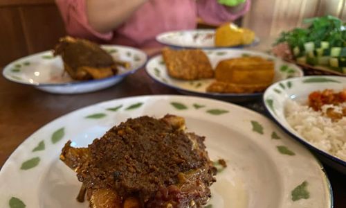 Hidden Gem, Mencicipi Empuknya Bebek Bumbu Hitam di Gang Kampung Boyolali