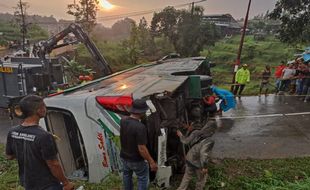 Alami Kecelakaan di Karanganyar, Wisatawan Sleman Gagal ke Masjid Sheikh Zayed