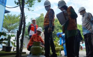 Pertamina Patra Niaga dan Pemkab Kendal Cek Isi Tabung Elpiji 3 kg di SPBE