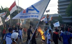 Buruh Demo Tolak Tapera, Bakar Ban di Depan Kantor Gubernur Jateng